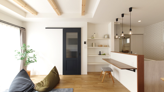 長岡市大島新町モデルハウス 梁表しでおしゃれなリビング