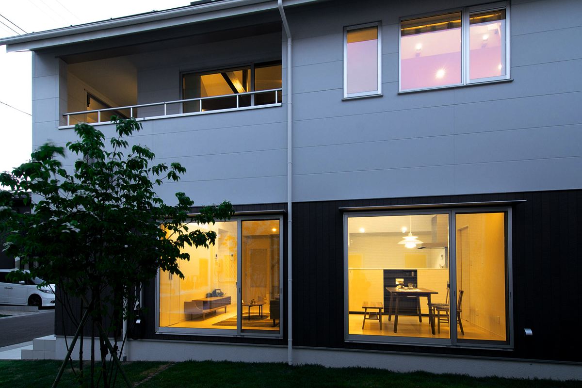 グリーンスタイル 建築実例 宙に浮く白い家 外観 庭 窓の中