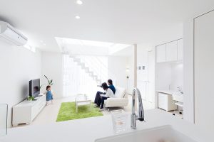 白い四角い箱の家 明るく開放的に リビング LDK ストリップ階段 建築実例 新潟市