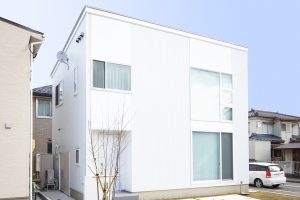 白い四角い箱の家 明るく開放的に 外観 White ガルバリウム 鋼板 新潟市 建築実例