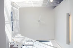 白い四角い箱の家 明るく開放的に 吹き抜け 天井扇 ストリップ階段 建築実例