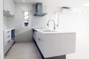 白い四角い箱の家 明るく開放的に 白い キッチン 建築実例