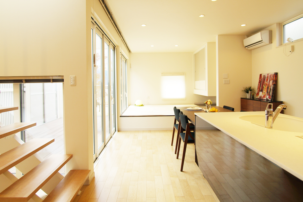 グリーンスタイル 新潟県の家づくり 自由設計 建築実例 中庭のある家 畳スペース 光が注ぐ ダイニングキッチン