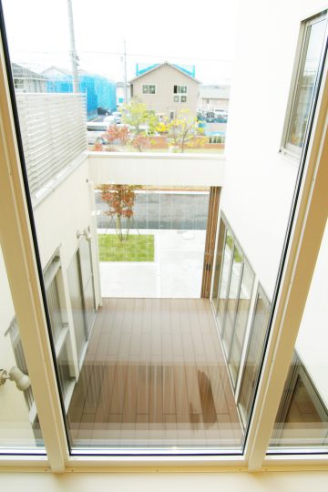 グリーンスタイル 新潟県の家づくり 自由設計 建築実例 中庭のある家 デッキ 中庭