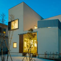 グリーンスタイル 新潟県の家づくり 自由設計 建築実例 中庭のある家 夜 外観