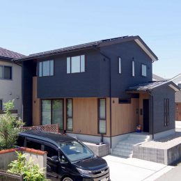 カフェのような居心地と雰囲気で読書を楽しみながら暮らす。グリーンスタイル 建築実例 新潟市中央区 望む庭。すべてをキッチリプランニングされたお家。