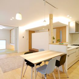 グリーンスタイルの大きな窓の開放感、光と風があそぶ家。天井の間接照明が印象的なリビング。