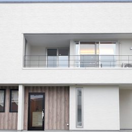 グリーンスタイルの店舗併用住宅ミニマルに。アクティブに。１階は店舗、２階は住居。コンパクトに必要なものをおさめました。