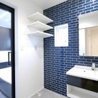 グリーンスタイル 新潟市 建築実例 店舗併用住宅 外観 デザイン 青いタイル 洗面室