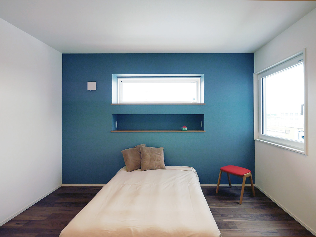 グリーンスタイル 新潟市 建築実例 寝室 インテリア デザイン アクセントクロス 青クロス 