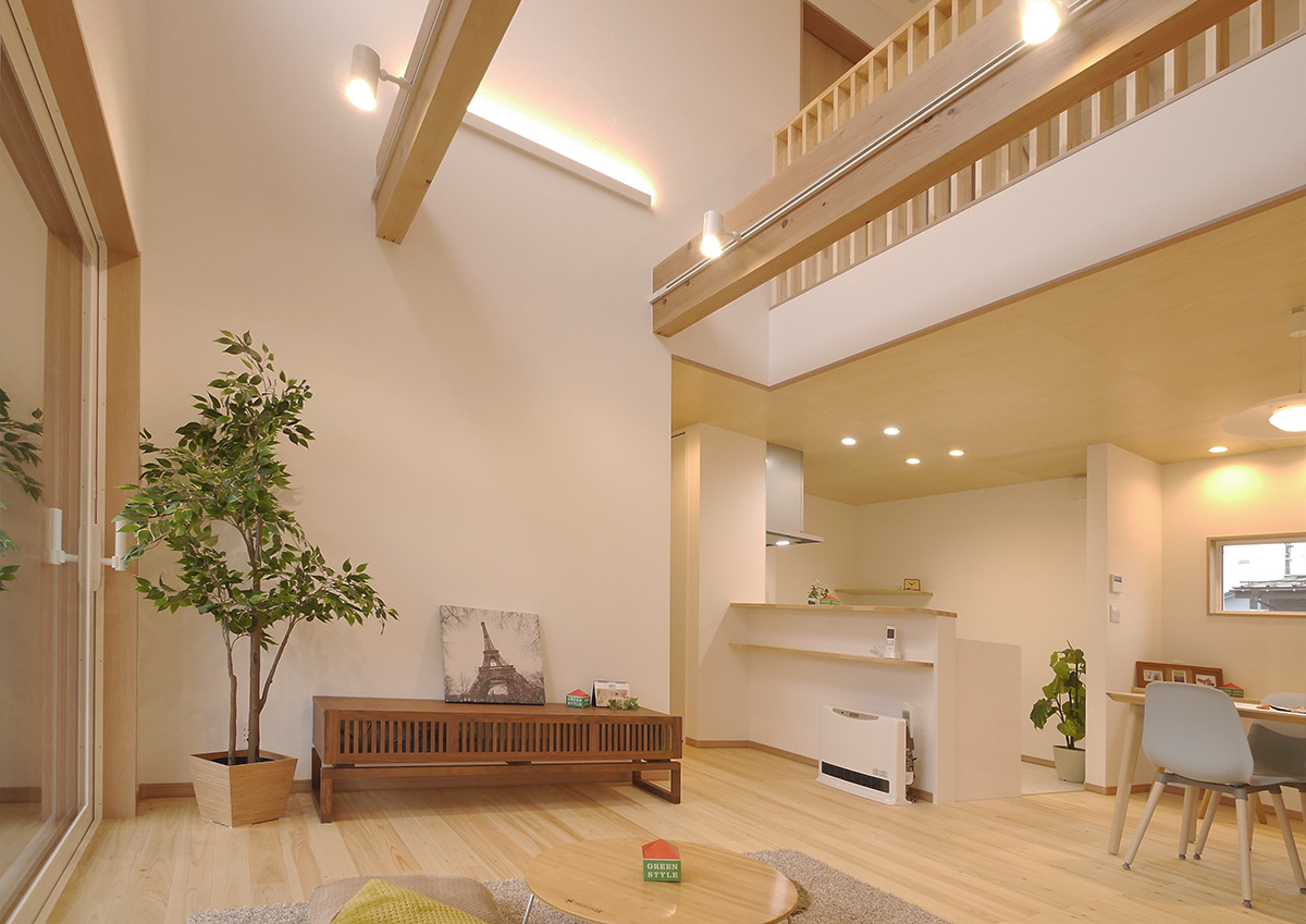 グリーンスタイルの明×木×和の安らぐここちよさ、スタイリッシュ和モダンのお家。コンパクトなリビング・ダイニング・キッチンも、吹き抜けをうまく使うことで、開放的で明るく、一体感を持たせられます。