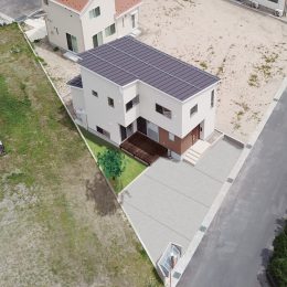 グリーンスタイル 新潟市 建築実例 変形地 外観 デザイン住宅 ウッドデッキ 芝生