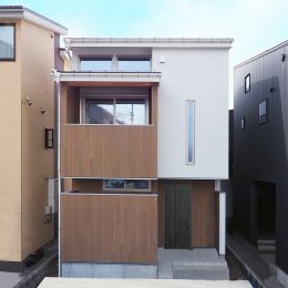 狭小地、明るく風通しのいい家。