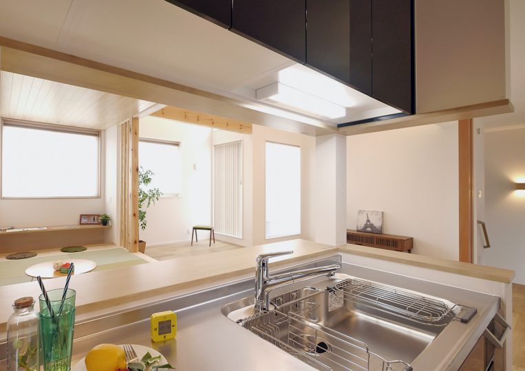 グリーンスタイル 長岡市 建築実例 インナーガレージ スキップフロア ２階リビング インテリア デザイン キッチン