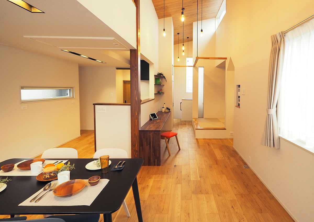 グリーンスタイル 新潟市 建築実例 狭小住宅 デザイン リビング 吹き抜け ロフト