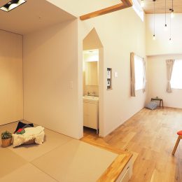 新潟駅近くの狭小敷地に建つコンパクトなお家。コンパクトなお家でもタタミコーナーを。コンパクトだからってあきらめない。小上がりにしすることで、下部に収納をつくったり、空間に立体感を出しています。