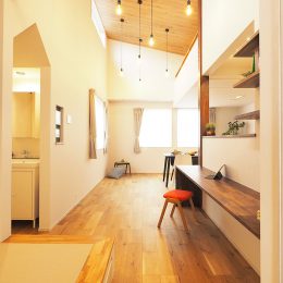 狭小敷地に建つコンパクトなお家。タタミとリビングとロフトを望む。高天井から吊り下げられた無数の電球。解放感と遊び心を演出しています。