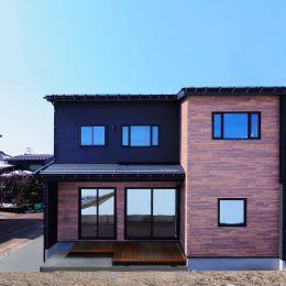 山々を望む家外観