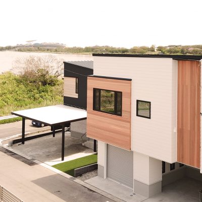 グリーンスタイル新潟モデルハウス外観と鳥屋野潟とビッグスワンと