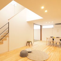 グリーンスタイル見学会　吹き抜けが明るく、広いリビングをつくりだします。