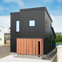 グリーンスタイル見学会を開催します。黒色と木調のコーディネートがスタイリッシュなお家。ご家族の「なんか、いいよね」をカタチにしました。