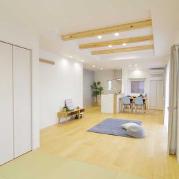 グリーンスタイルの完成見学会です。タタミで遊んでいるお子さまを見守れる子育てに嬉しいプランです。
