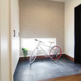 グリーンスタイルの見学会です。ロードバイクを飾れる玄関。お手入れスペースと工具の収納も備えったご主人こだわりのスペースです。