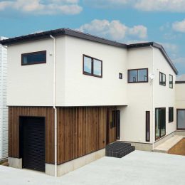 グリーンスタイル完成見学会です。2世帯住宅で、ハーレーダビッドソン専用のバイクガレージを付けたお家。小上がりのタタミベッドなど、見所満載です！