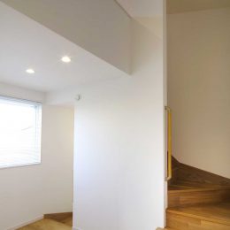 グリーンスタイルの完成見学会です。水田のむこう、景色を楽しむ家。２階から階段を上って小屋裏収納へ。