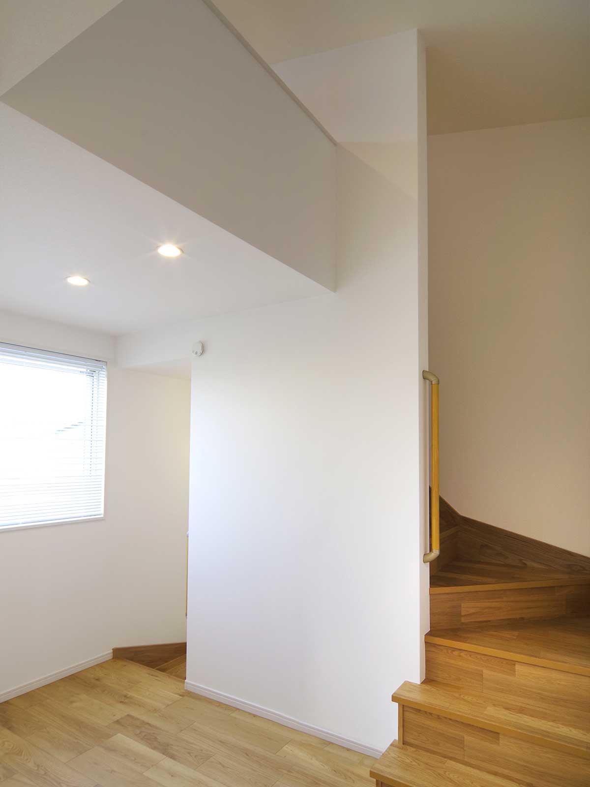 グリーンスタイルの完成見学会です。水田のむこう、景色を楽しむ家。２階から階段を上って小屋裏収納へ。