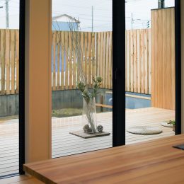 広い縁側の先、庭を手作りする予定。