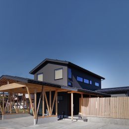縁側がつなぐ家。垣根の向こうに広がる庭園、小川にここちよさ。