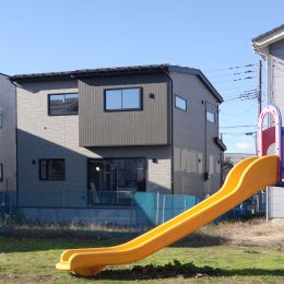 新築完成見学会-グリーン・ウッド。家づくり、好きな色から。-外観-裏庭の公園から。
