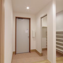佐渡市 完成見学会 スキップフロアを見渡す 玄関