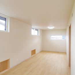 新築完成見学会：田園風景を眺める窓辺の家 －元気な子どもを受け止める工夫－