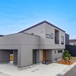 グリーンスタイル 三条市 建築実例 2階リビング スキップフロア インナーガレージ デザイン 外観
