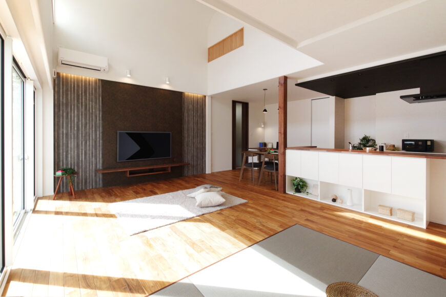 グリーンスタイル 完成見学会 長岡市 新潟市 建築実例 平屋 インテリア デザイン リビング アクセントクロス エコカラット 吹抜  