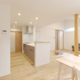 グリーンスタイル 新潟市 建築実例 平屋 インテリア デザイン 家事動線 キッチン ファミリークローク クローゼット 旗竿地