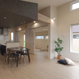 グリーンスタイル 長岡市 新潟市 建築実例 見学会 ２階リビング リビング 勾配天井 天窓 子ども部屋