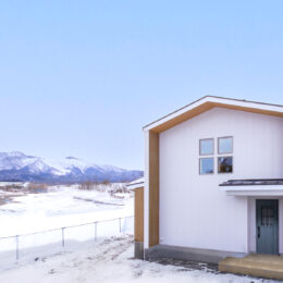グリーンスタイル村上市完成見学会_雪景色と可愛らしい家の外観