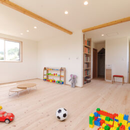 子ども達が走り回れておもちゃで遊べる楽しい子ども部屋の内観イメージ