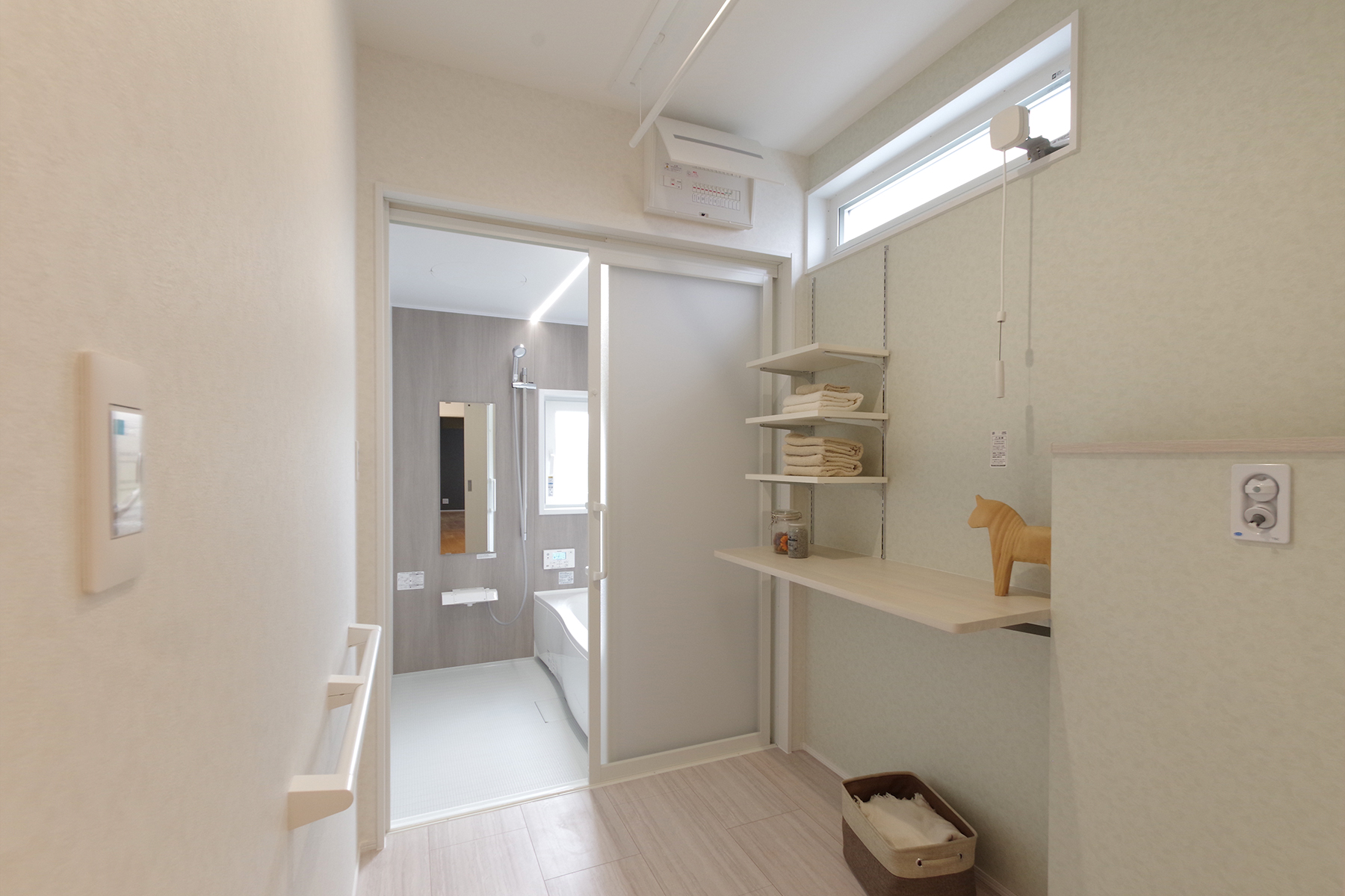 グリーンスタイルが新潟県五泉市に建てた平屋。カウンターつきの洗濯脱衣スペース。陽当り、開放感、勾配天井のメリハリある空間で心地よく暮らせます。