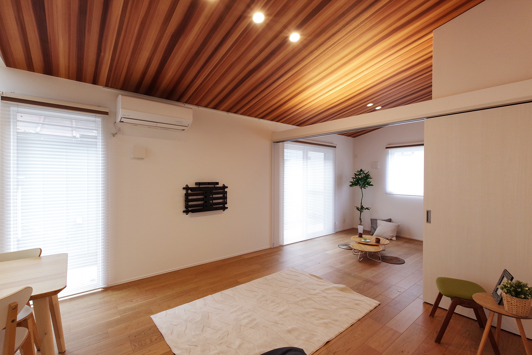 グリーンスタイルが新潟県五泉市に建てた平屋。陽当り、開放感、勾配天井のメリハリある空間で心地よく暮らせます。