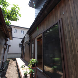 グリーンスタイルが新潟県五泉市に建てた平屋。陽当り、開放感、勾配天井のメリハリある空間で心地よく暮らせます。リビングから繋がるテラスはここちよい寛ぎ空間です。