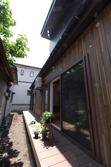 グリーンスタイルが新潟県五泉市に建てた平屋。陽当り、開放感、勾配天井のメリハリある空間で心地よく暮らせます。リビングから繋がるテラスはここちよい寛ぎ空間です。