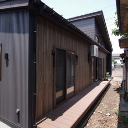 グリーンスタイルが新潟県五泉市に建てた平屋。陽当り、開放感、勾配天井のメリハリある空間で心地よく暮らせます。夏休みに親戚みんなが集まっても並んで腰かけられる自慢のウッドデッキ。