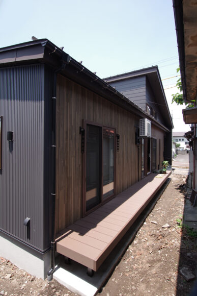 グリーンスタイルが新潟県五泉市に建てた平屋。陽当り、開放感、勾配天井のメリハリある空間で心地よく暮らせます。夏休みに親戚みんなが集まっても並んで腰かけられる自慢のウッドデッキ。