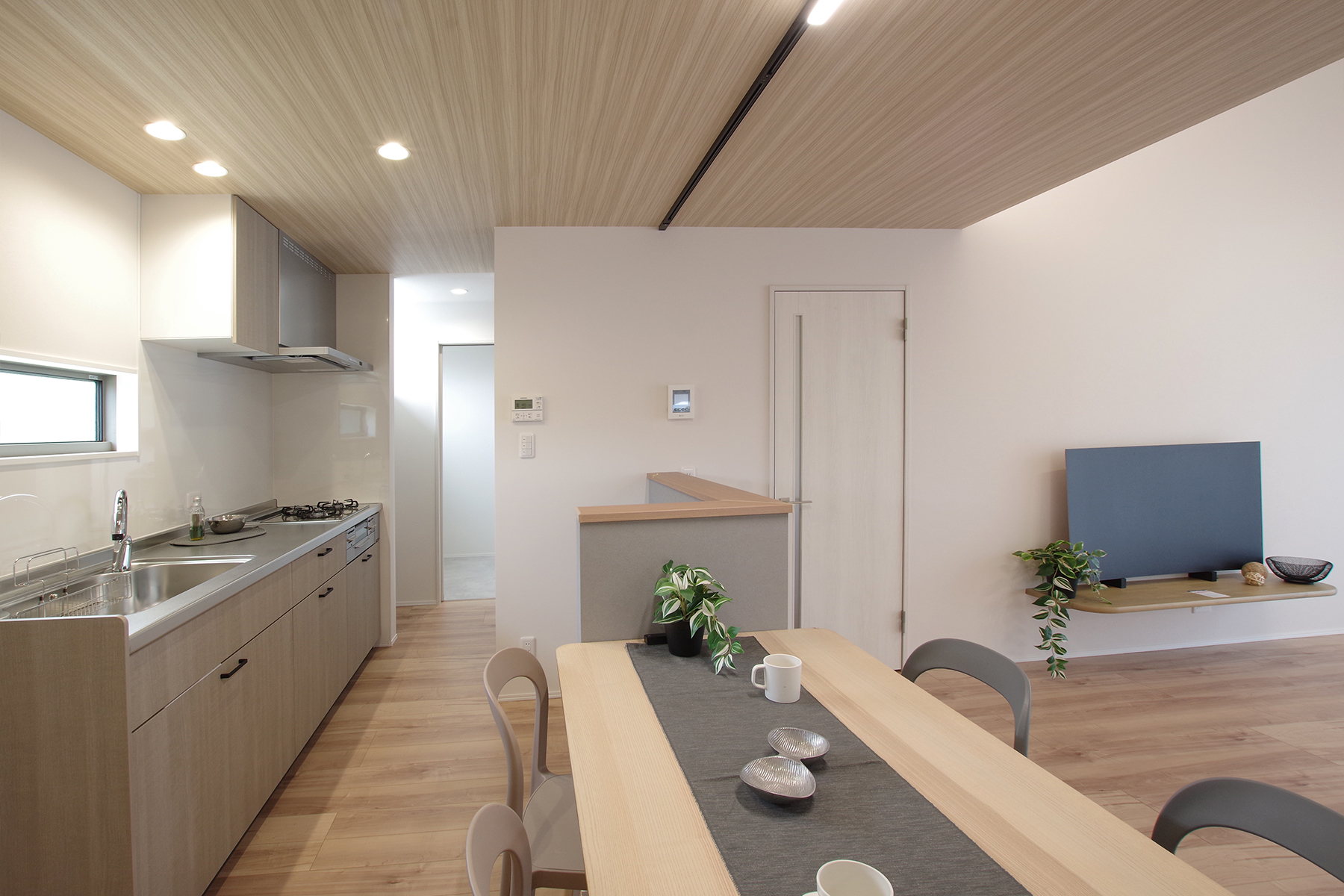 壁付けキッチンにすることで、空間を有効活用しながらリビングを広く確保。 佐渡市で現実的な暮らしを見据えた設計で、収納力と使いやすさを両立しています。