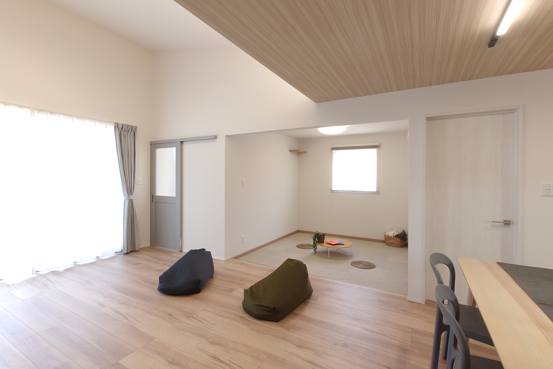 リビングと一体につながる、段差のない畳コーナー。 佐渡市で子育てをするご家族にも安心の設計で、お子さまが安全に過ごせる空間です。