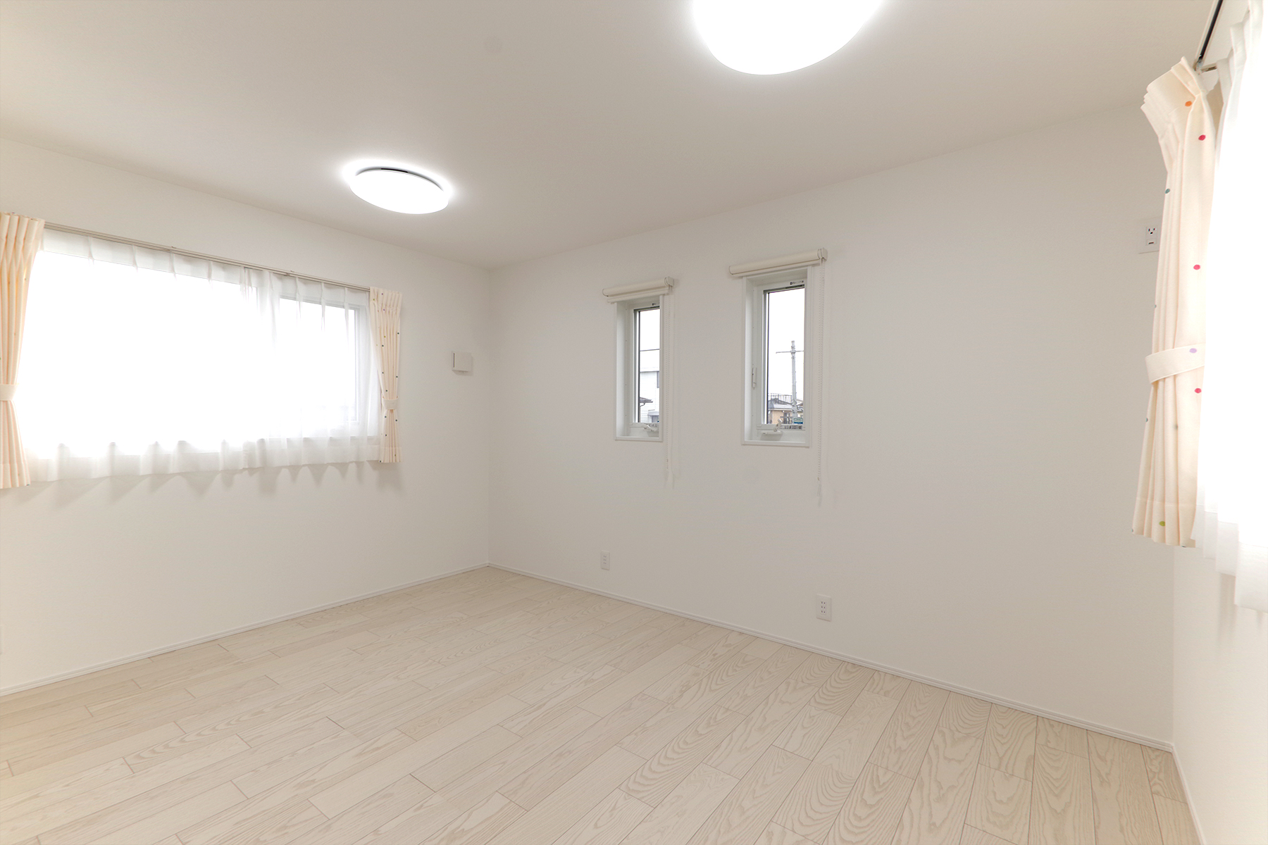 将来ふたつに仕切ることができる子供部屋はかわいく